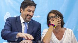 El ministro de Educación, Nicolás Trotta, sonríe con la titular de CTERA, Sonia Alesso, en la reunion con docentes por la paritaria nacional.