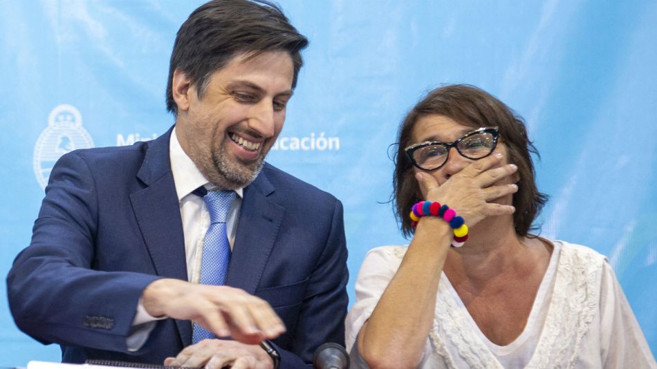 El ministro de Educación, Nicolás Trotta, sonríe con la titular de CTERA, Sonia Alesso, en la reunion con docentes por la paritaria nacional.