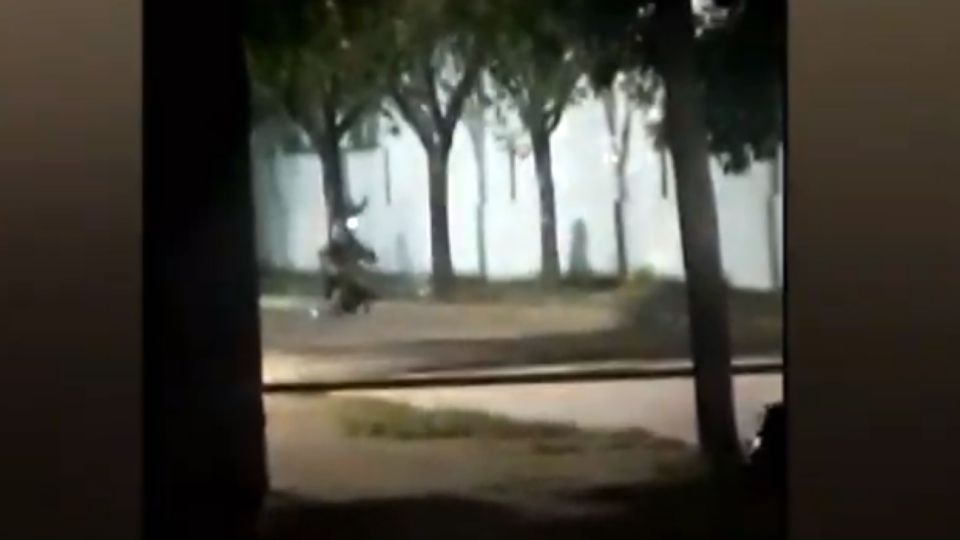 Dos policías resultaron heridos por una bomba. Estaba a cuatro cuadras de la quinta presidencial.