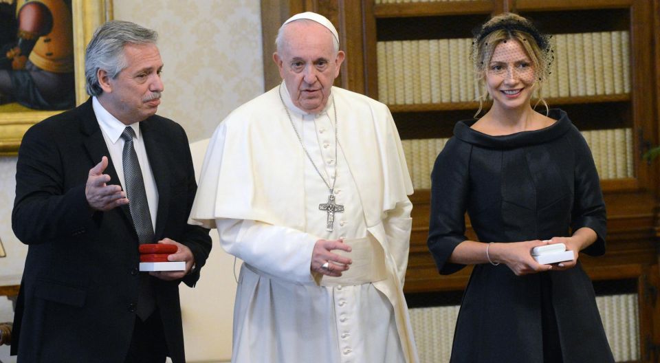 Francisco le pidió a Fernández y a Fabiola Yáñez que "sean mensajeros de la paz". Foto: Télam.