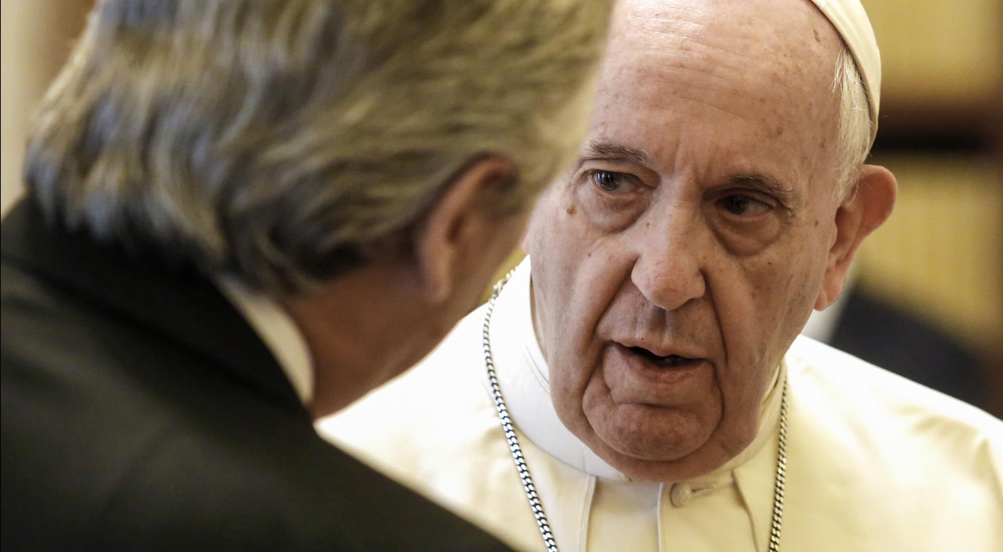 El Presidente fue duro con empresarios por despidos y apeló a un video del Papa
