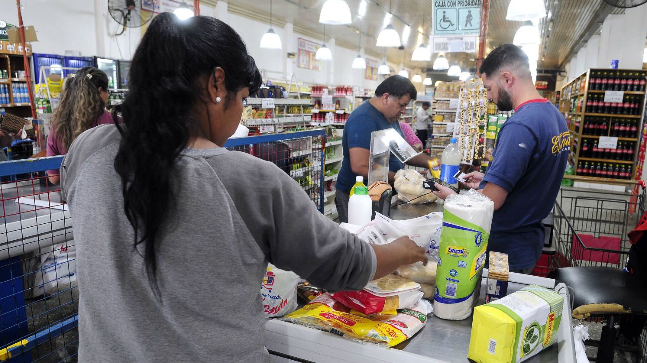 alimentar. Es una tarjeta de débito con la que solo se pueden comprar alimentos y productos de limpieza.