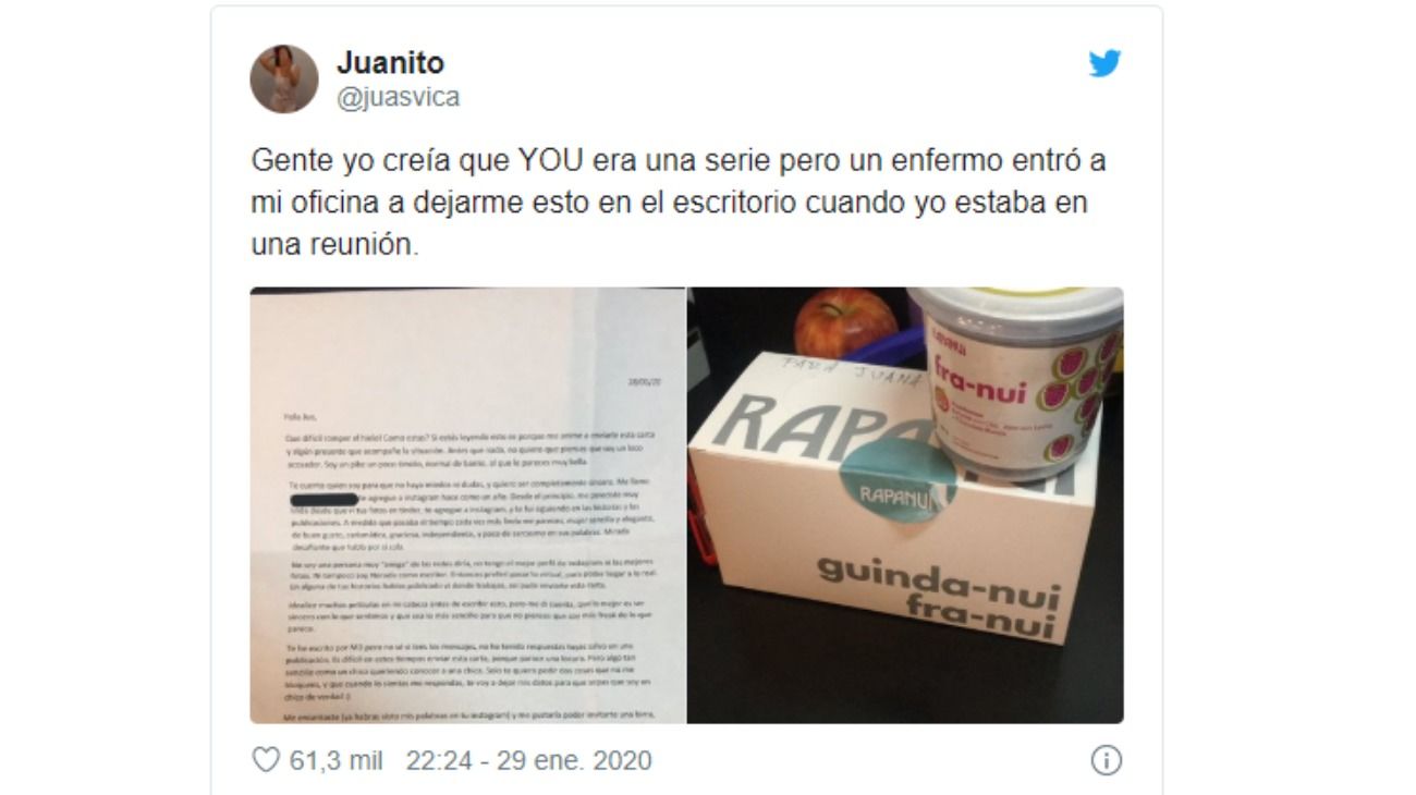 Gente yo creía que YOU era una serie pero un enfermo entró a mi oficina a dejarme esto en el escritorio cuando yo estaba en una reunión, fue el mensaje que publicó la joven junto a las fotos de la carta y el helado.