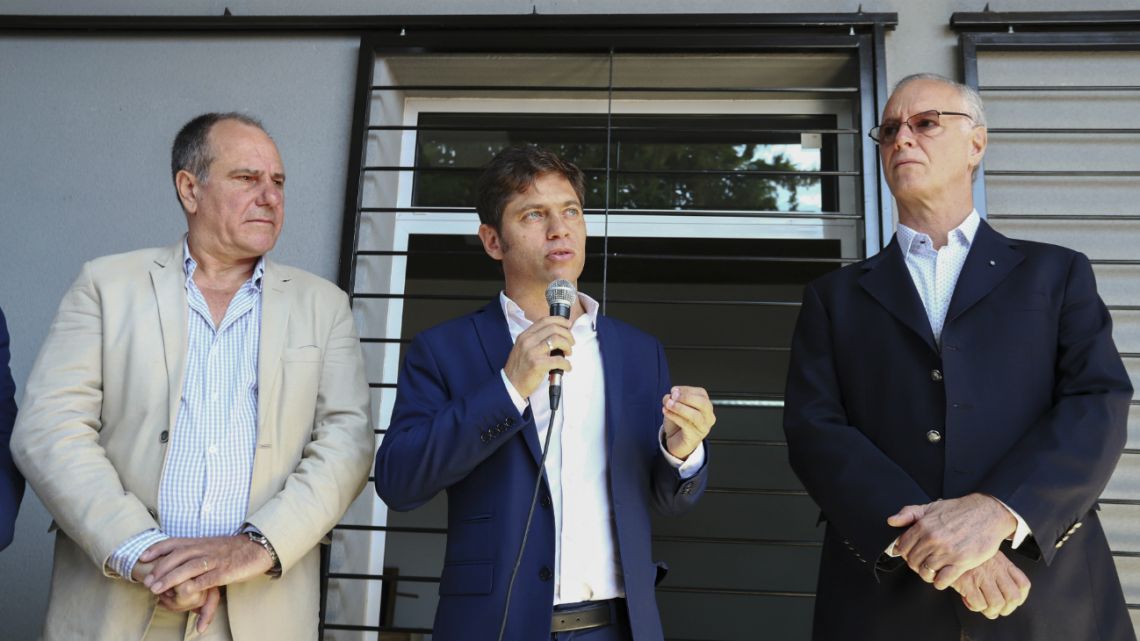 The governor of the province of Buenos Aires, Axel Kicillof (center), during a presentation in Las Mandarinas Primary Care Center, together with the Minister of Health of the Province, Daniel Gollan (right), and the local mayor, Oscar Daniel Cappelletti (left), January 3 0 2020. 