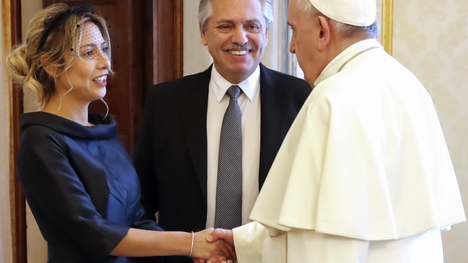 Fabiola Yanéz dio cátedra de elegancia con su atuendo para visitar al Papa Francisco