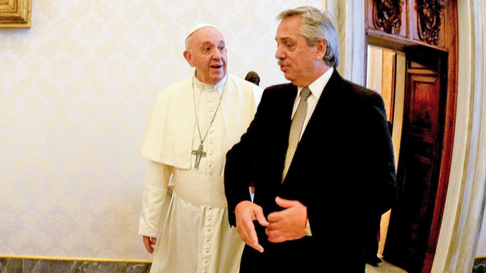 Del brazo. Fernández contó que hubo buena sintonía con el Papa en el trabajo contra la pobreza.
