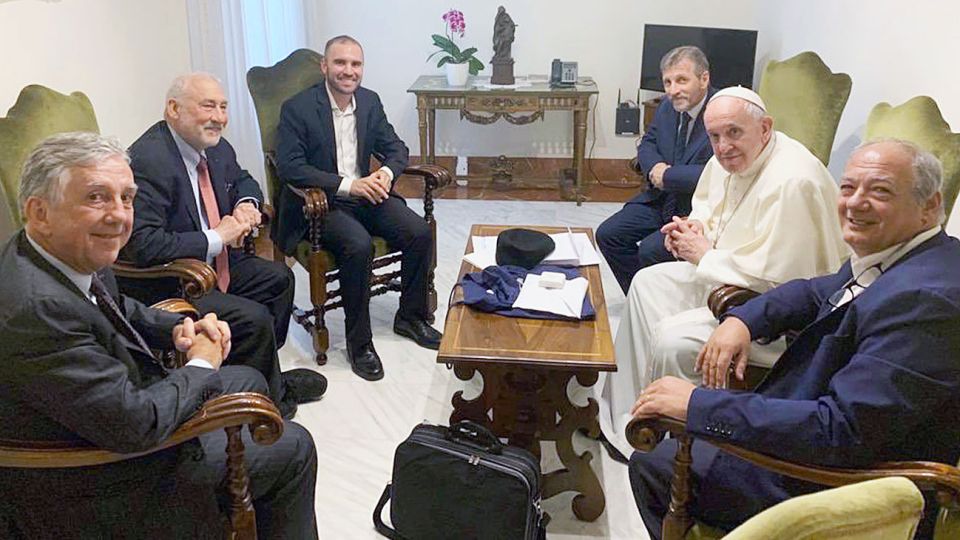 Contactos. El ministro de Economía, tiempo atrás con el Nobel Stiglitz y el jefe de los católicos.