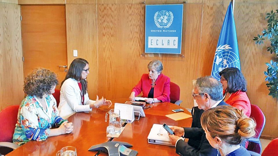 Encuentro. La ministra Elizabeth Gómez Alcorta con la directora de CEPAL esta semana en Chile.