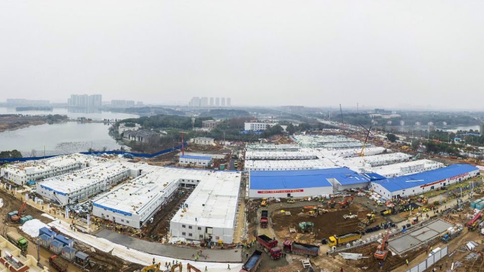 El Hospital Huoshenshan (Montaña del Dios del Fuego) fue terminado este domingo 2 de febrero en Wuhan, epicentro del virus que ya afectó a más de 10.000 personas.