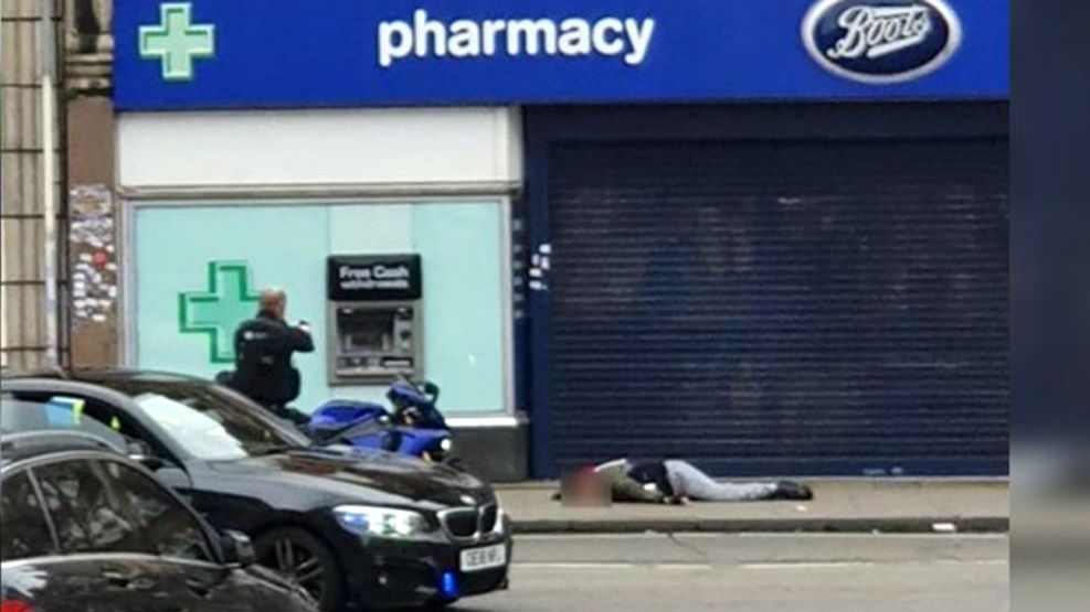 El cuerpo del hombre abatido por la policía inglesa en Streatham, Londres.
