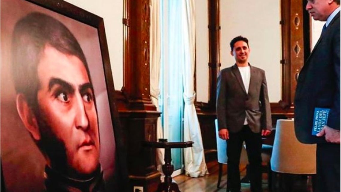 Alberto Fernández mirando a San Martín | Foto:Cedoc