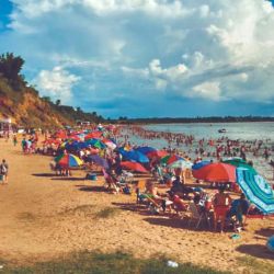 El río Paraná ofrece tranquilas playas para relajarse durante el verano.