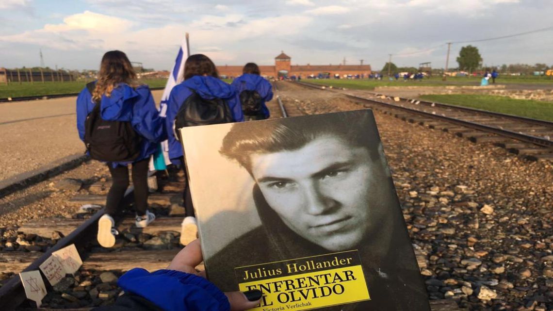 Malena, nieta de Hollander, con su libro en Auschwitz | Foto:Hollander