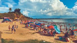 El río Paraná ofrece tranquilas playas para relajarse durante el verano.