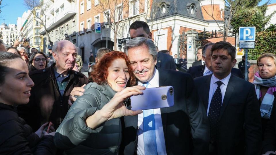 Alberto Fernández fue recibido por argentinos en la puerta de la residencia del embajador en Madrid.