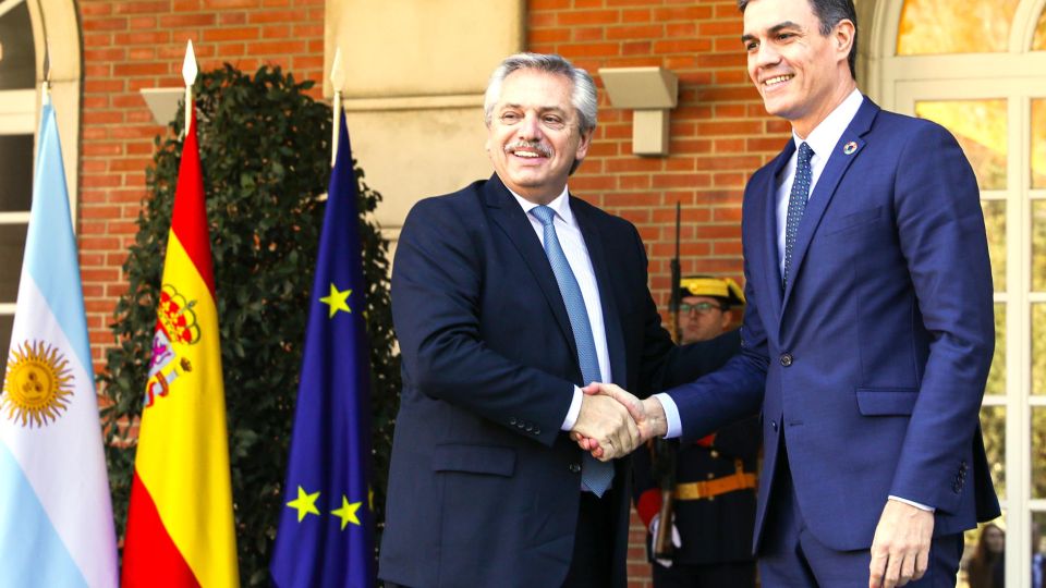 Los presidentes de Argentina y España se reúnen en Europa.
