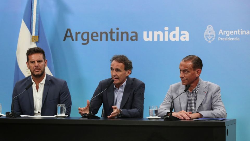 El ministro de Obras Públicas, Gabriel Katopodis, junto al titular de Vialidad Nacional, Gustavo Arrieta, y el presidente de Corredores Viales S.A., Gonzalo Atanasof.