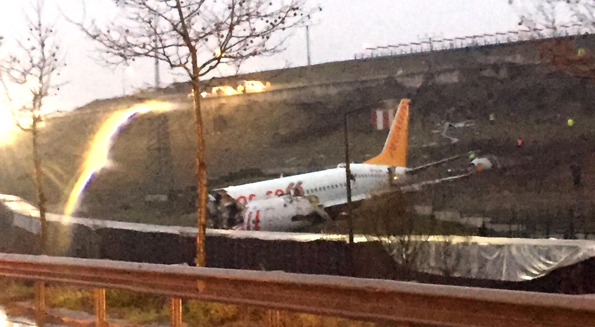 Un avión se salió hoy de la pista de aterrizaje en el Aeropuerto Internacional Sabiha Gokcen de Estambul