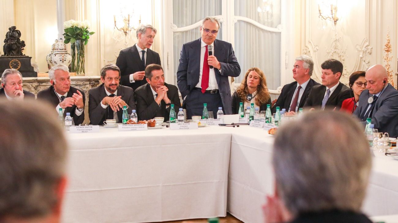 Alberto Fernández en desayuno de trabajo con representantes de empresas francesas en la Embajada argentina en París.