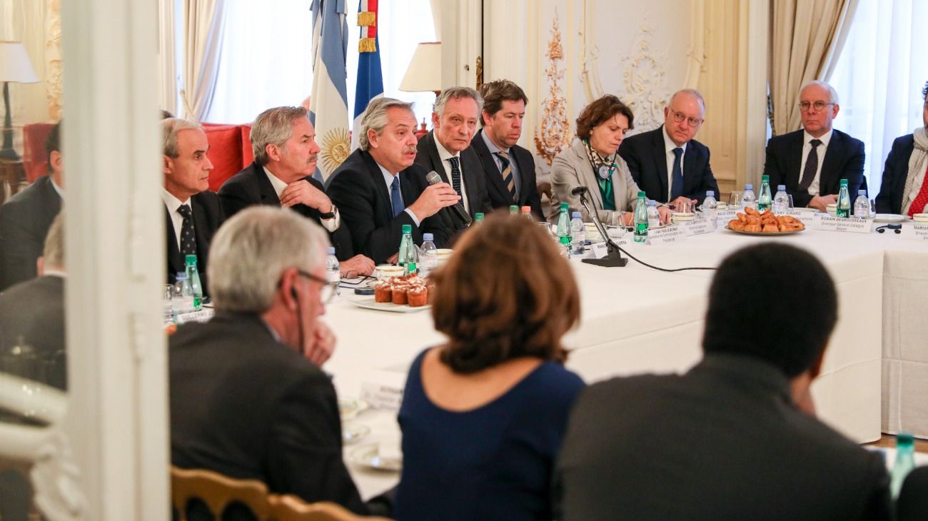 Alberto Fernández en desayuno de trabajo con representantes de empresas francesas en la Embajada argentina en París.