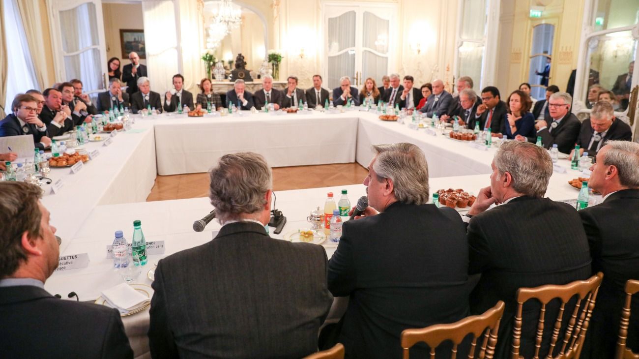 Alberto Fernández en desayuno de trabajo con representantes de empresas francesas en la Embajada argentina en París.