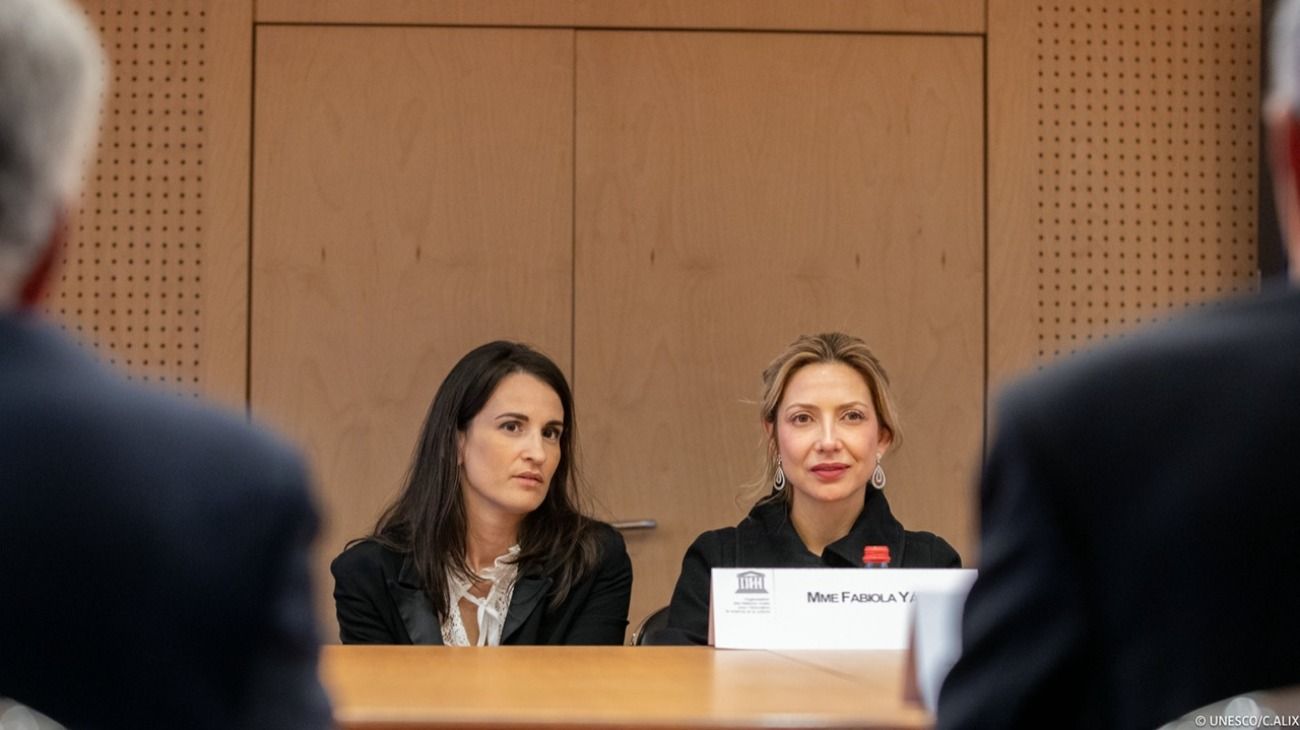 La primera dama, Fabiola Yañez, con autoridades de la UNESCO.