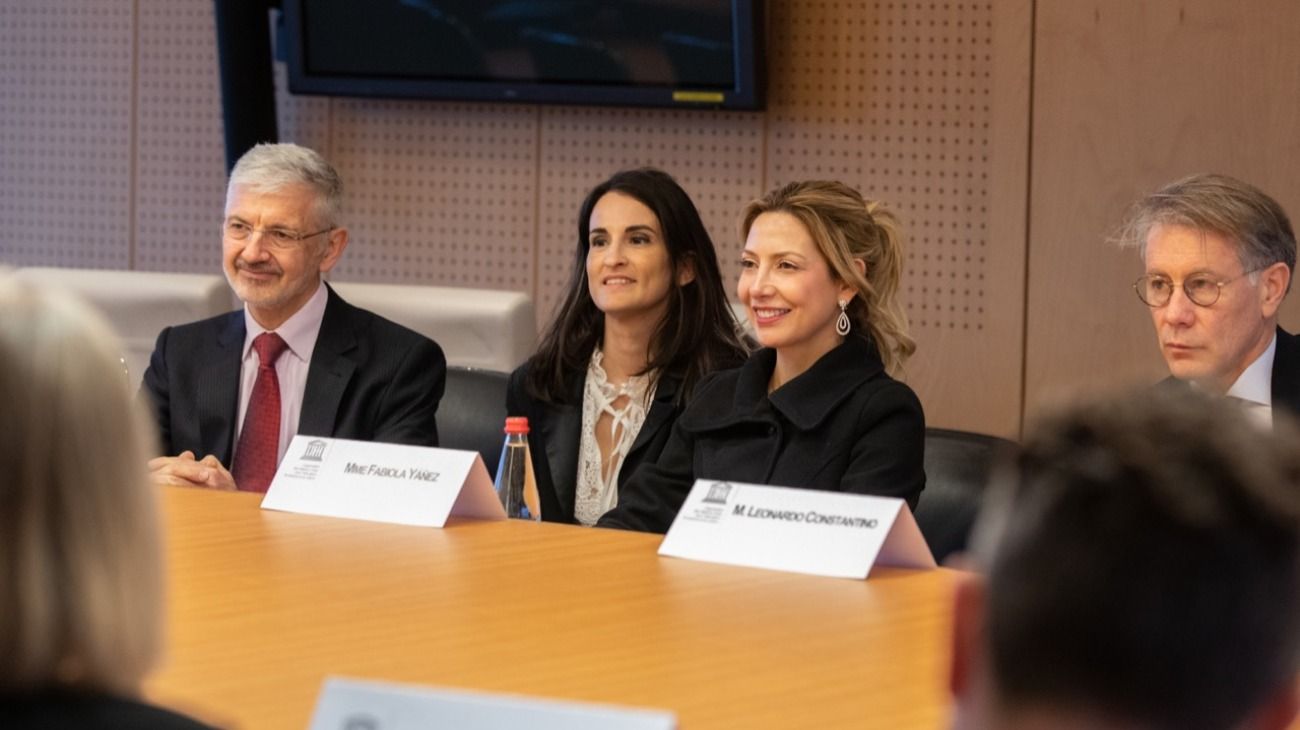 La primera dama, Fabiola Yañez, con autoridades de la UNESCO.