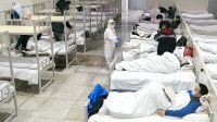  Pacientes infectados con el coronavirus descansan en un hospital improvisado convertido de un centro de exposiciones en Wuhan.