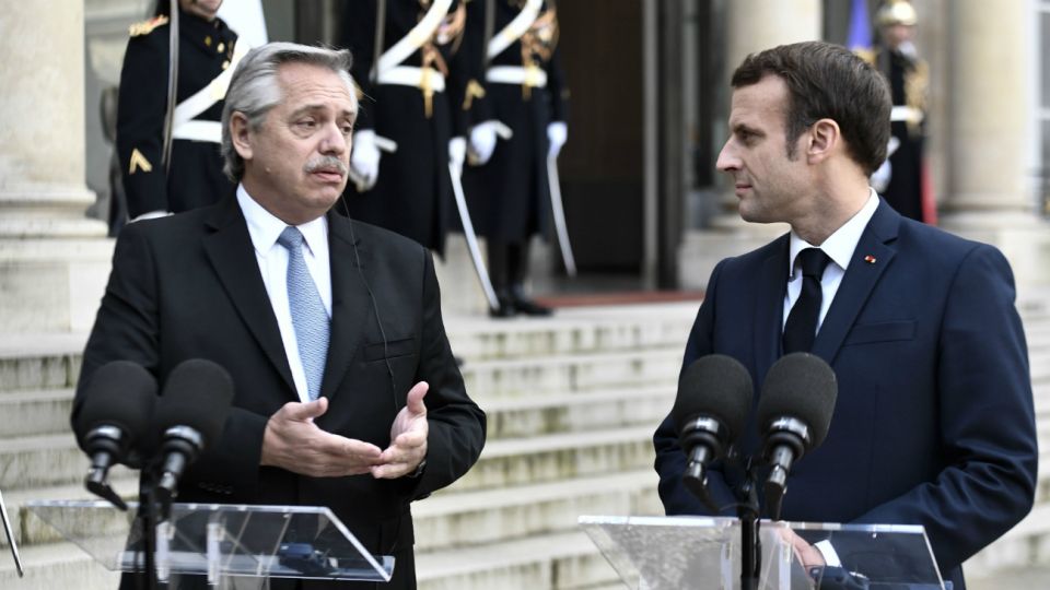 Alberto Fernández fue recibido por Emmanuel Macron, su par francés.