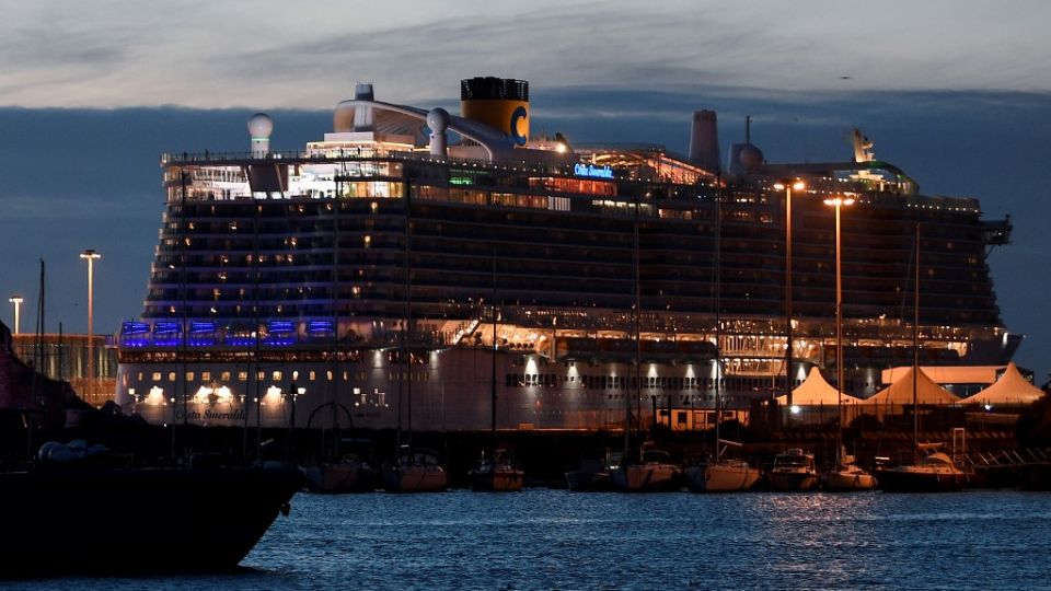 El Gobierno de Japón pidió a los pasajeros del crucero y a la tripulación, procedente de 56 países distintos, que permanezcan en el barco hasta el 19 de febrero.
