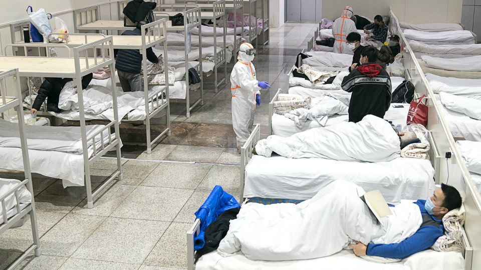 Pacientes infectados con el coronavirus descansan en un hospital improvisado convertido de un centro de exposiciones en Wuhan.