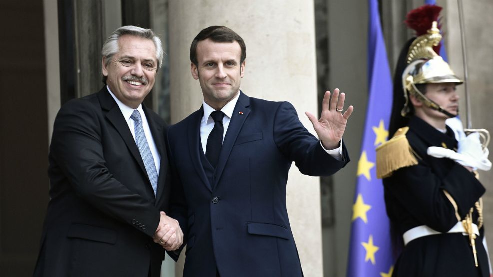 Alberto Fernández fue recibido por Emmanuel Macron, su par francés.