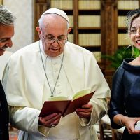 Las mejores fotos del encuentro entre Alberto Fernández y Fabiola con Francisco