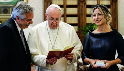 Las mejores fotos del encuentro entre Alberto Fernández y Fabiola con Francisco