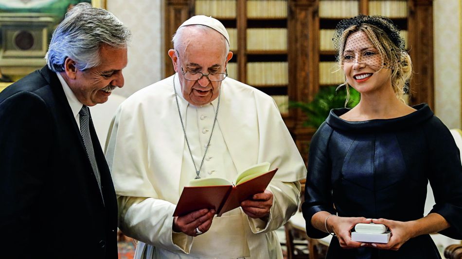 Las mejores fotos del encuentro entre Alberto Fernández y Fabiola con Francisco