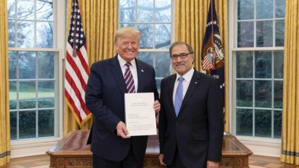 Trump recibiendo las cartas credenciales de Jorge Argüello como embajador argentino en Washington.