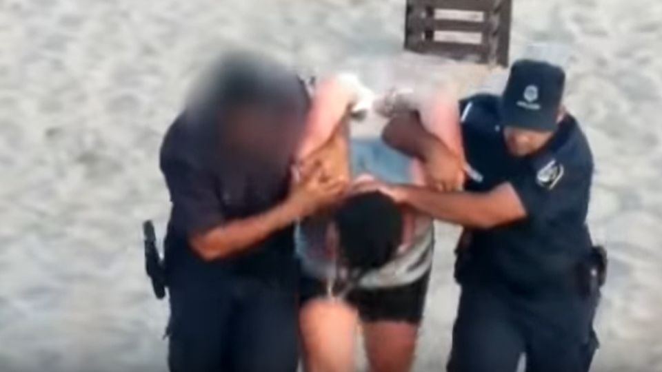 Pareja detenida por enterrar a su hija en la playa