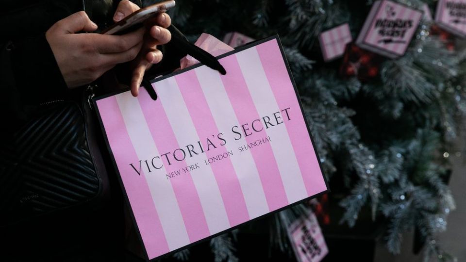 Victoria’s Secret está bajo ataque nuevamente por parte de modelos luego de que surgieron nuevas acusaciones de conducta sexual inapropiada durante el fin de semana.