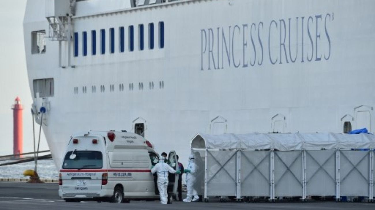 El argentino con coronavirus que estaba en un crucero en Japón fue trasladado a un hospital. 