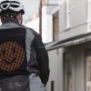 Ford desarrolla una campera con emojis y señales que indican las maniobras de los ciclistas.