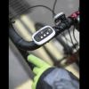 Ford desarrolla una campera con emojis y señales que indican las maniobras de los ciclistas.