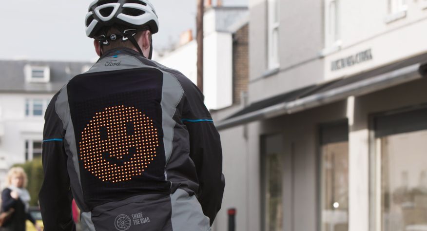 Crean una campera con emojis para advertir a automovilistas