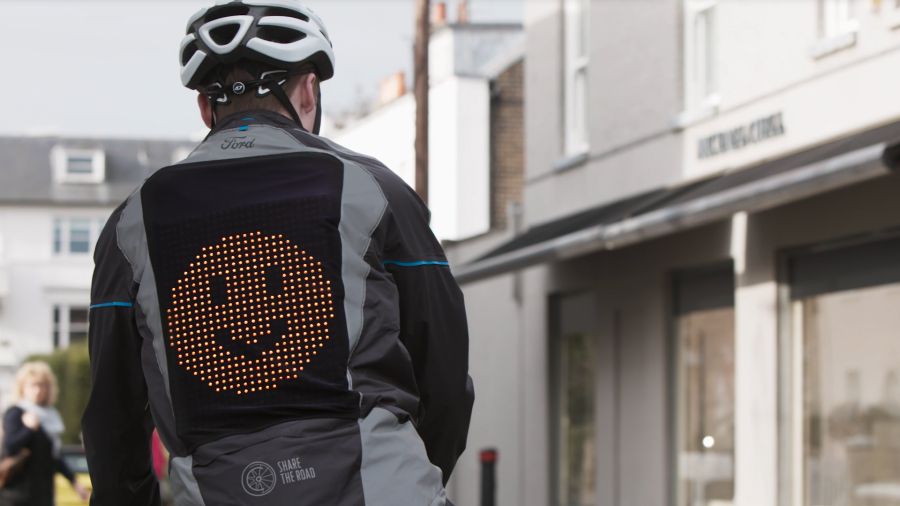 Crean una campera con emojis para advertir a automovilistas
