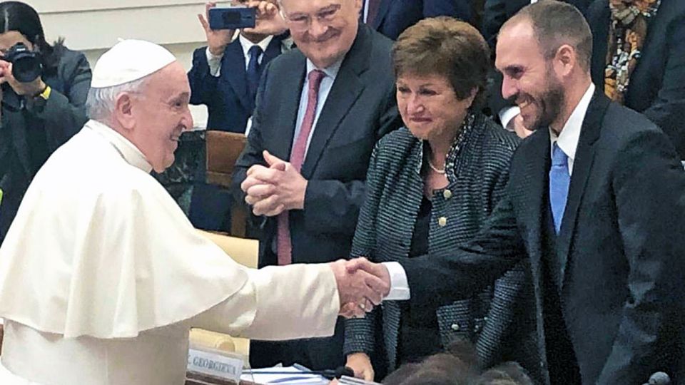 Escenario. El papa Francisco saluda sonriente al ministro Martín Guzmán. Observa risueña la jefa del FMI, Kristalina Georgieva. Fue esta semana en el Vaticano.