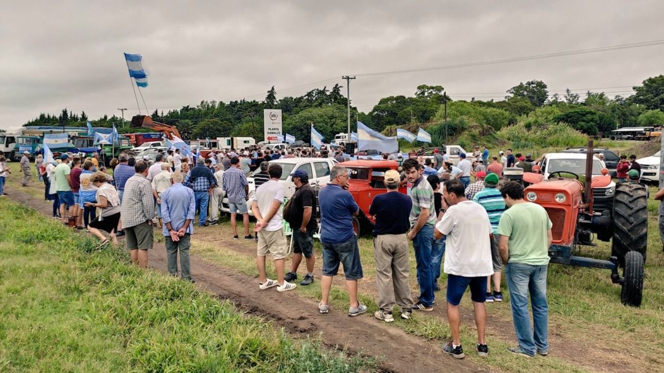 Un grupo de productores se reunieron en San Nicolás para protestar contra las retenciones.