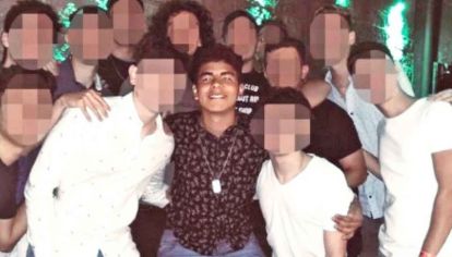 Imagen. Fernando Báez Sosa con su grupo, en la previa antes de ir a bailar a Le Brique el viernes 17 de enero. Al momento de morir no tenía la camisa puesta.
