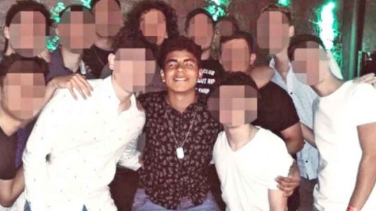 Imagen. Fernando Báez Sosa con su grupo, en la previa antes de ir a bailar a Le Brique el viernes 17 de enero. Al momento de morir no tenía la camisa puesta.