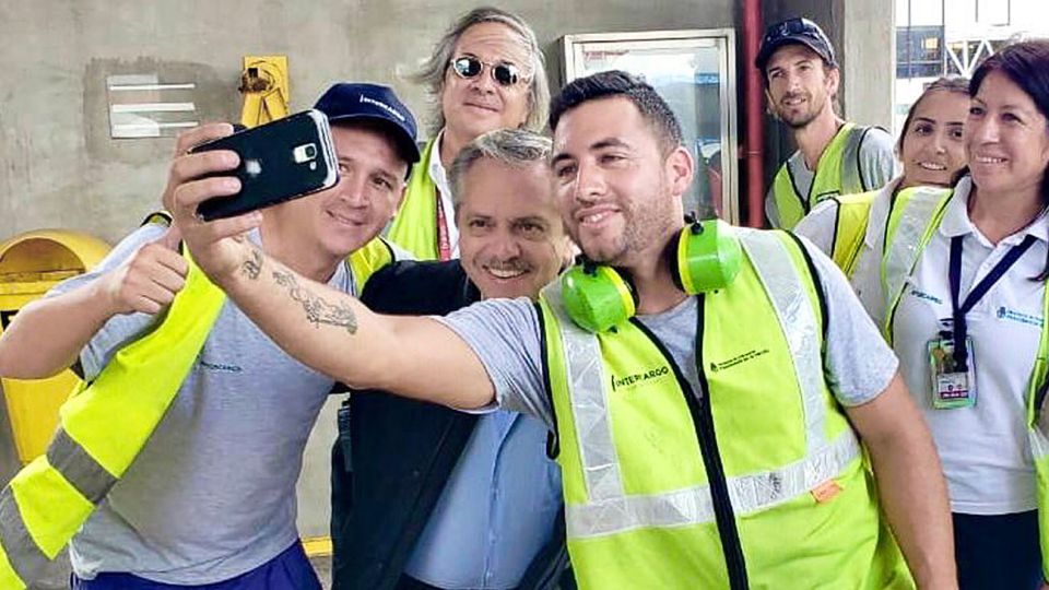 20200208_alberto_fernandez_selfie_ezeiza_na_g.jpg
