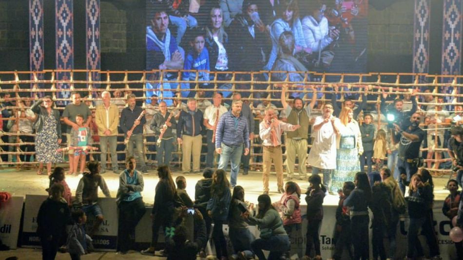 La presentación del salame más largo del mundo fue en la tradicional Fiesta de la Sierra tandilense.