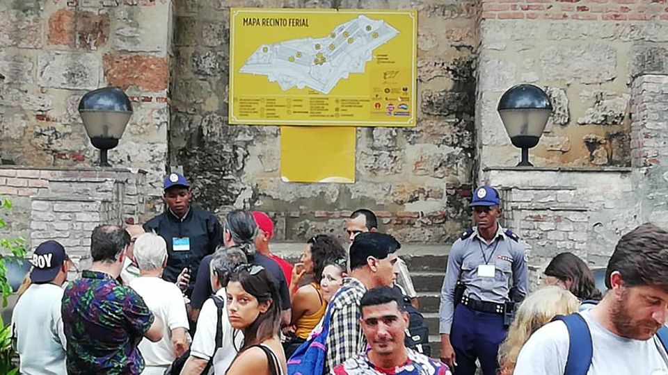 Afuera. La exposición en Cuba fue solo para invitados.
